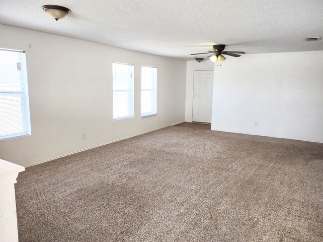 Building Photo - $1945  3 bedroom / 2 bath house in Quail Run in Sanger