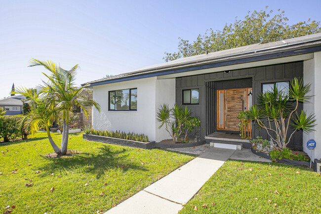 Foto del edificio - 10559 Woodley Ave