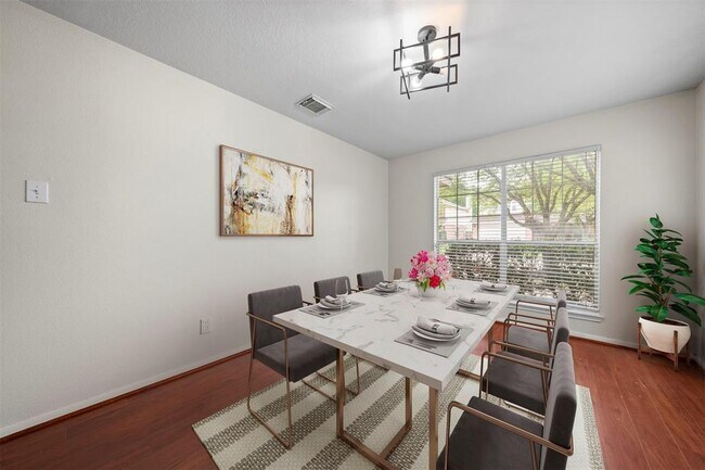 Foto del edificio - 3318 Forest Willow Ln