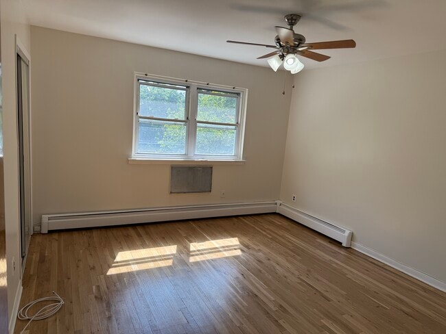 Building Photo - 722 Throggs Neck Expy
