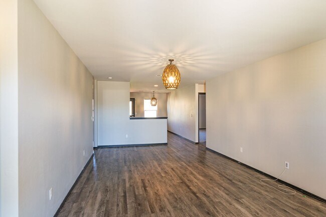 Foto del edificio - Beautiful 4 Bed 2 Bath in the Heart of Noble!