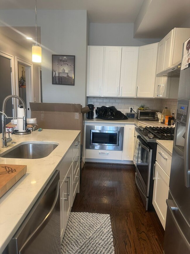 Foto del edificio - Modern Features Columbia Heights Neighborhood 2 Bedroom 2 Bath Condo with Balcony Pet Friendly