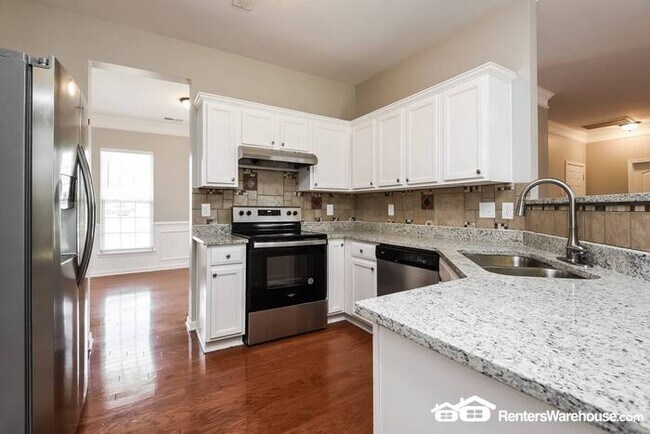 Foto del edificio - Large 5 bed, 3 bath, 2100 sqft home