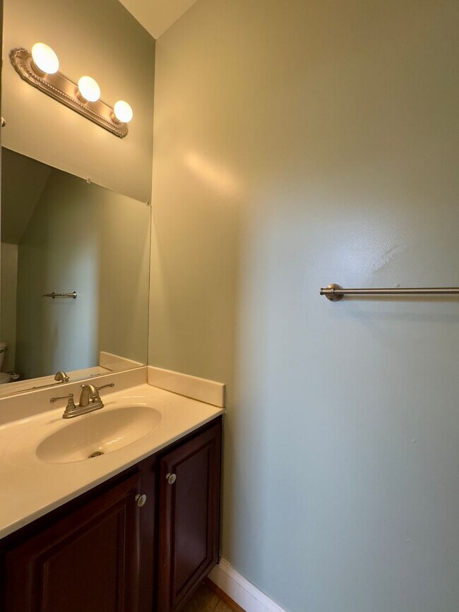 Foto del edificio - 3BR/1.5BA Beautiful Townhome in East Monum...