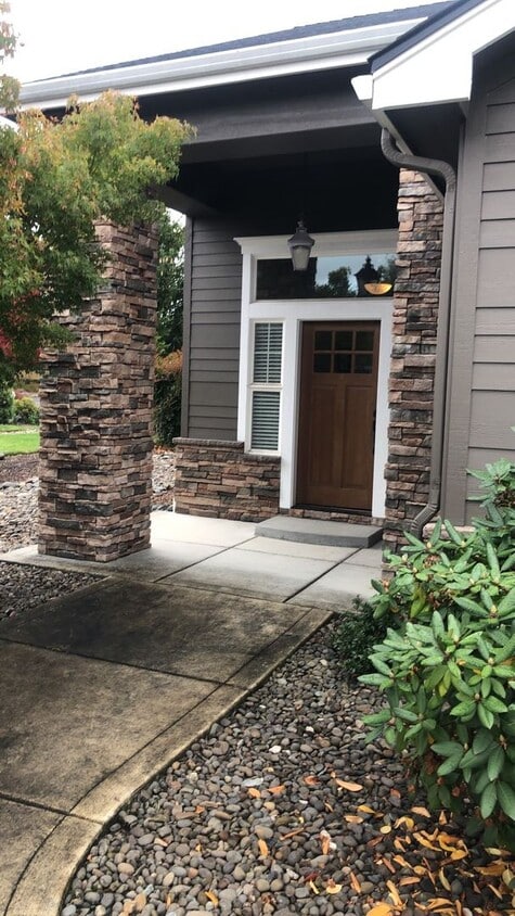 Building Photo - 2 Bed 2 Bath Home