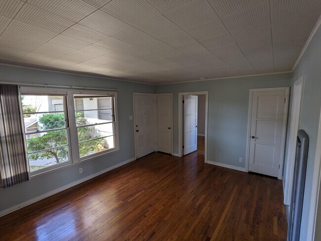 Foto del edificio - 4045 E 8th St