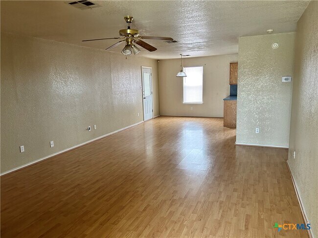 Foto del edificio - 4305 Bowles Dr