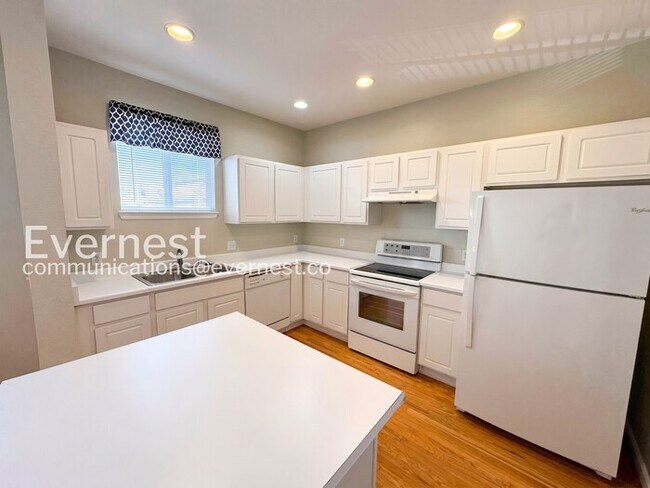 Foto del edificio - 2 Bed & 2.5 Bath Townhouse in Denver / Available NOW!