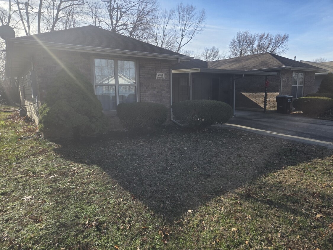 Foto principal - 2060 E Belmont St