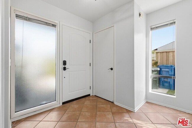 Foto del edificio - 833 Shadow Lake Dr