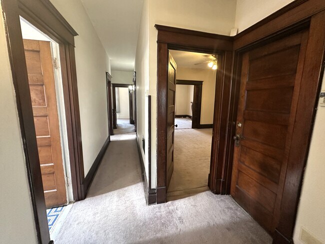 Pasillo central desde la cocina hasta la escalera y la oficina. - 3016 Victor St