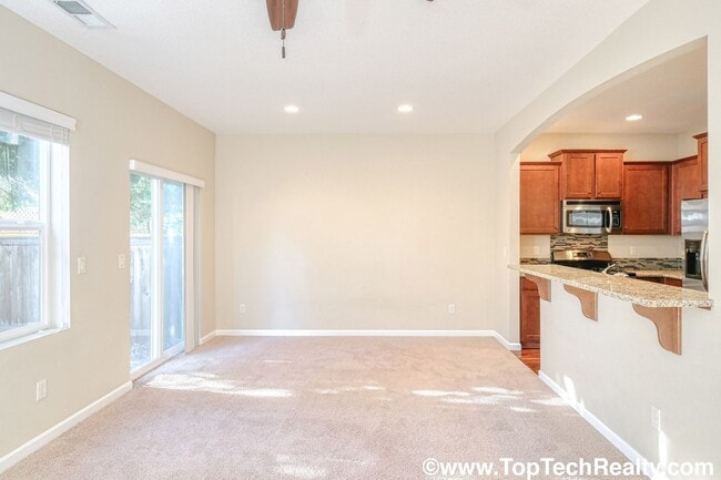 Building Photo - Lovely Home In A Excellent Location! 4 Bed...