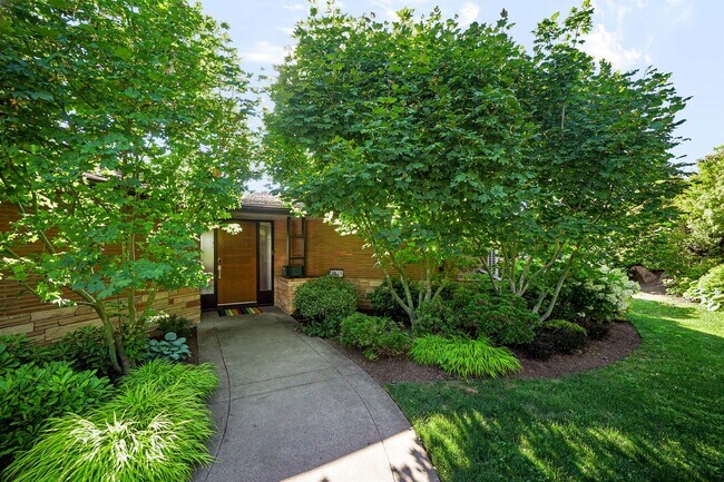 Foto del edificio - Midcentury Home In Hawthorne Hills-Quiet Neighborhood with Scenic views Minutes from UW