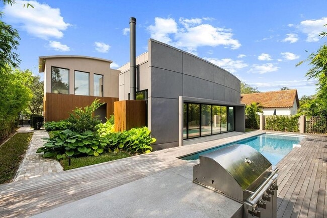 Building Photo - 1742 Temple Dr