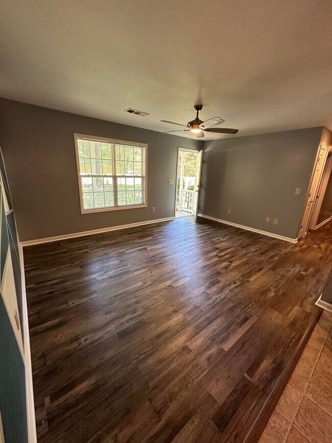 Foto del edificio - Get your lake therapy on, with this 3br 1ba close to the lake!