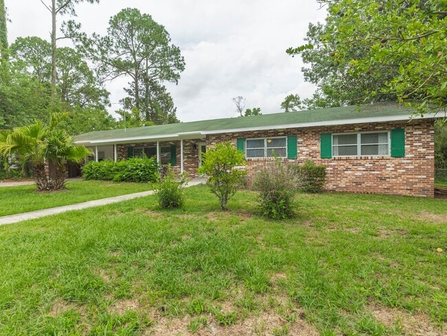 Building Photo - Freshly Painted 3/2 Pool Home with Attached 1/1 Apartment in NW Central Gainesville!