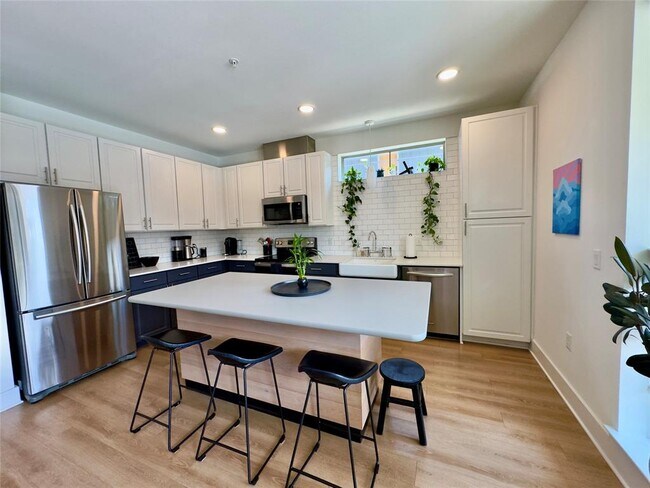 Building Photo - 4704 Sunset Trail