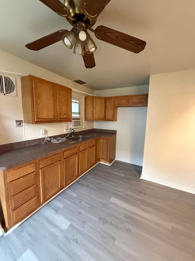 Building Photo - 3bd Single Euclid Cash Pay/Section 8