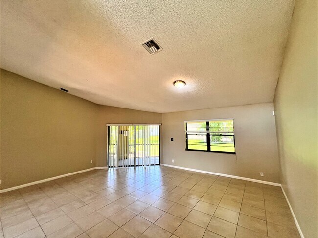 Building Photo - 1944 Lynton Cir