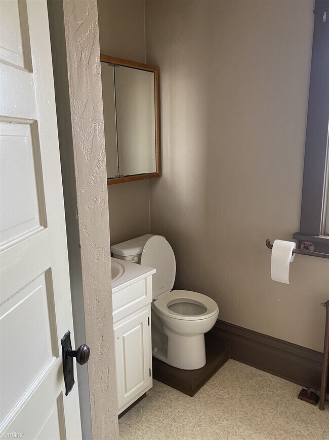 Building Photo - 3 br, 1.5 bath Duplex - 112 West Marshall ...