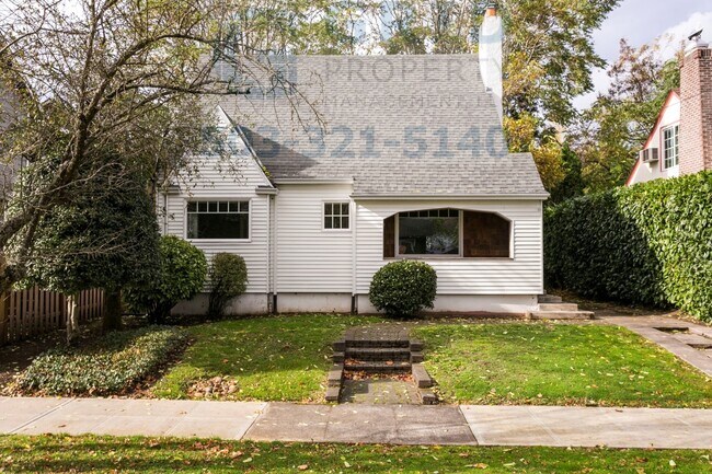 Building Photo - Spacious 3 Bedroom Bungalow in Roseway Nei...