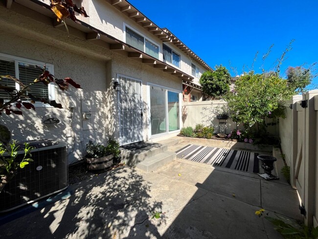 Foto del edificio - Newbury Park townhome w/3+2, en-suite, gar...