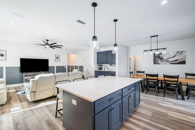 Building Photo - 238 Oleander Dr