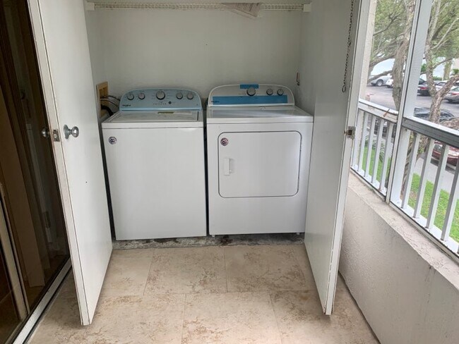 Foto del edificio - 2881 N Oakland Forest Dr