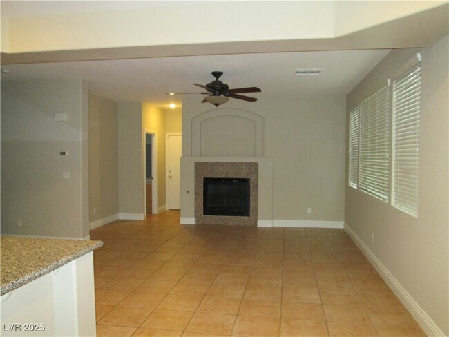 Foto del edificio - 421 Emerald Heights St