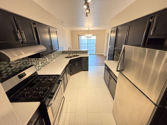 Foto del edificio - Charming 2 Bed/3Bath/1Car Townhome nestled in this beautiful Green Valley Community!