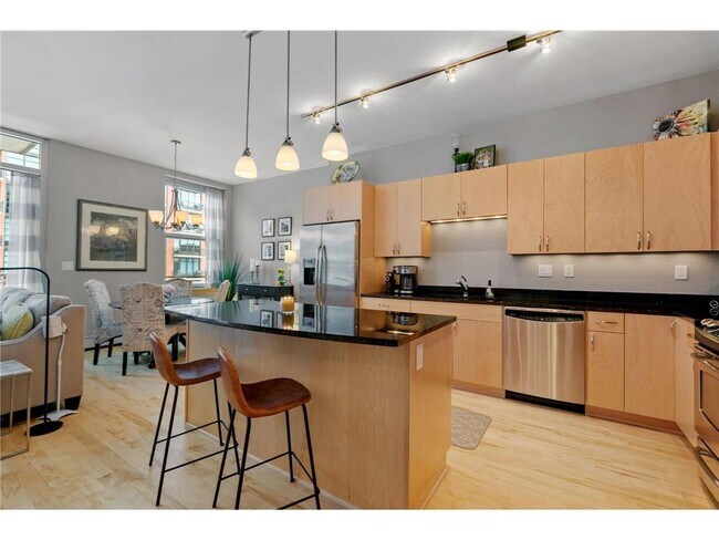 Building Photo - 215 10th Ave S