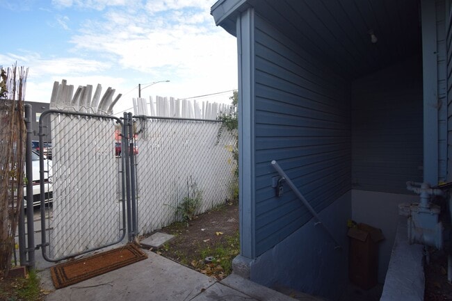 Building Photo - 2 Bed 1 Bath City Hideaway in SLC! Shops, Dining & Transit Nearby!!