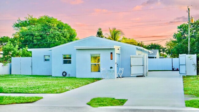Foto del edificio - 660 NE 57th Ct