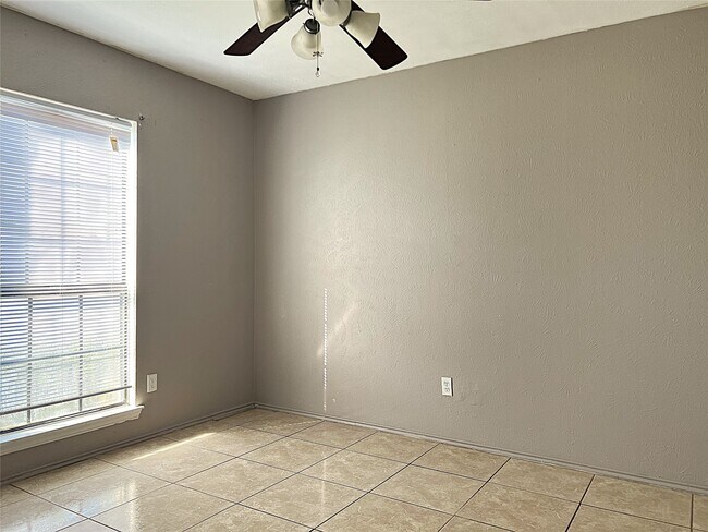 Building Photo - 19906 Rising Star Dr