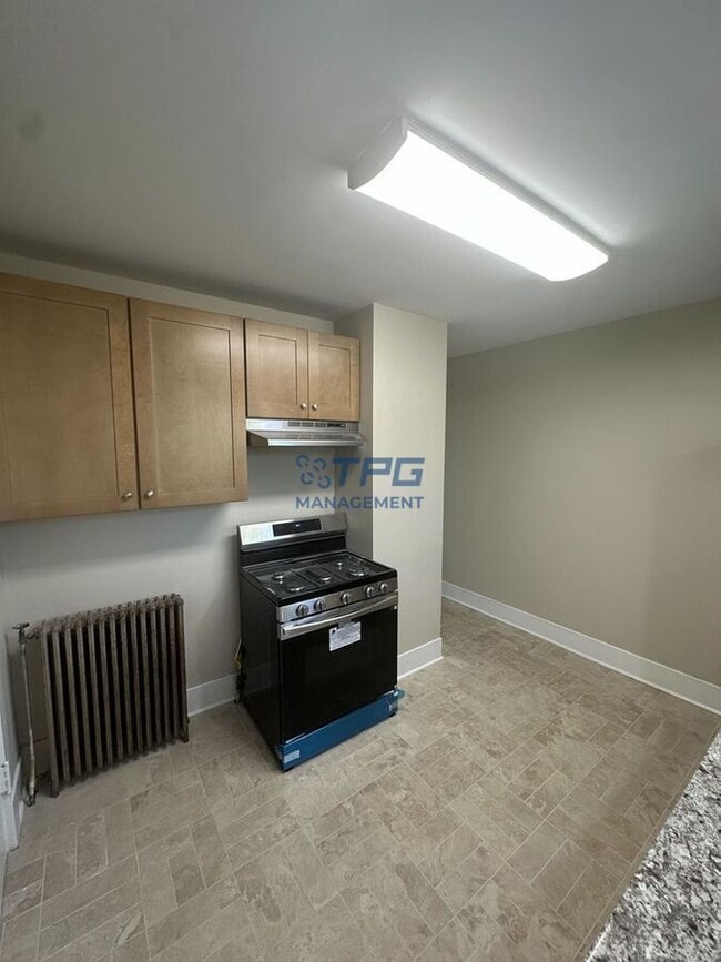 Building Photo - 13 Center St