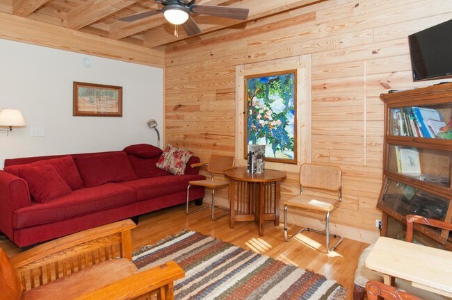 Foto del edificio - 5840 Christmas Lake Rd