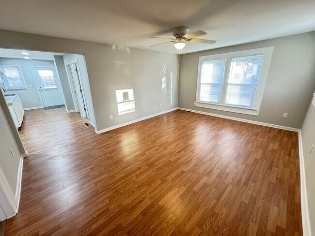 Building Photo - Fully Renovated 3bd/2ba House on Private L...