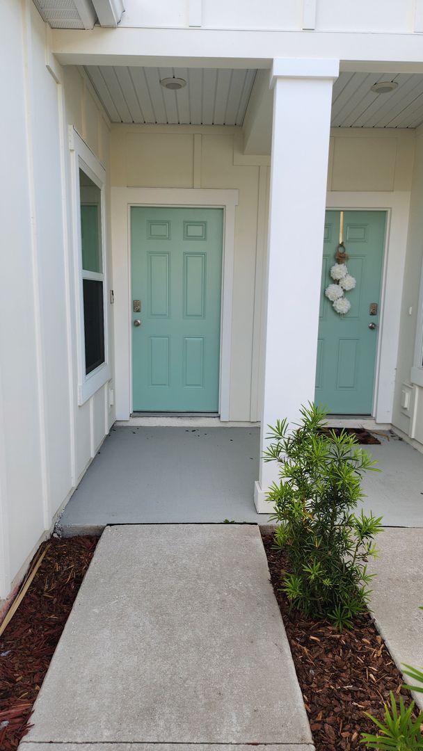 Building Photo - Beautiful Townhome in Waterford Lakes 2 Bedroom 2.5 baths and 1 Car Garage