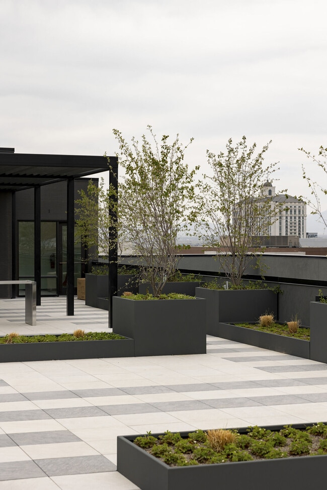 Building Photo - theRANDI