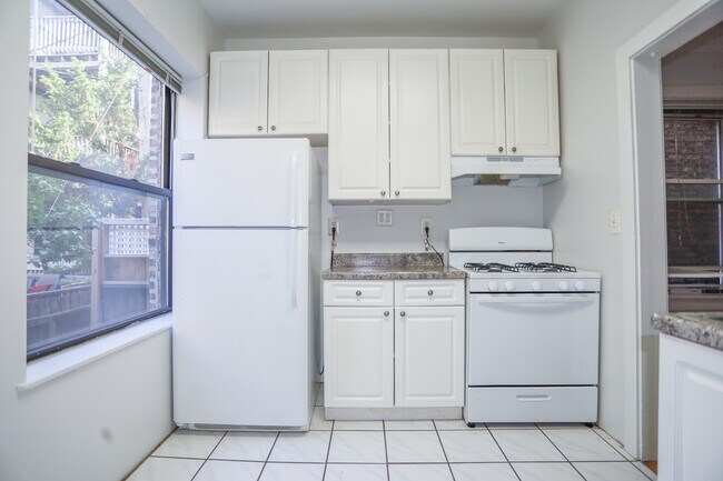 Building Photo - 442 W Arlington Pl