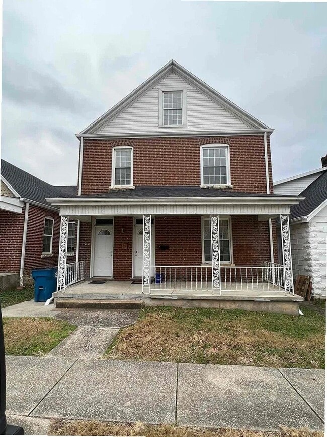 Building Photo - 624 School St