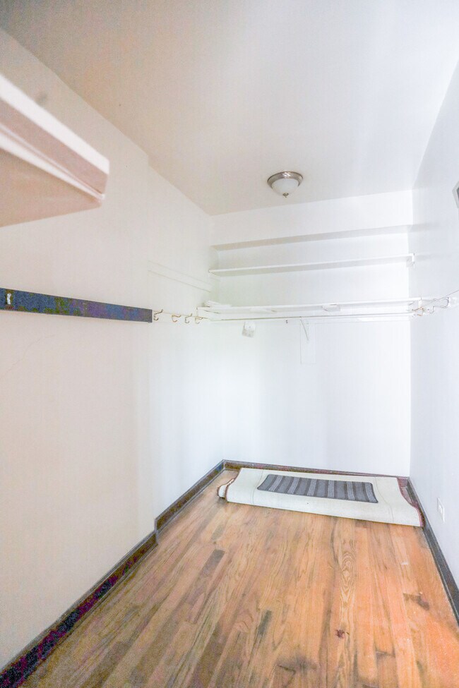 Foto del edificio - 4027 W Irving Park Rd