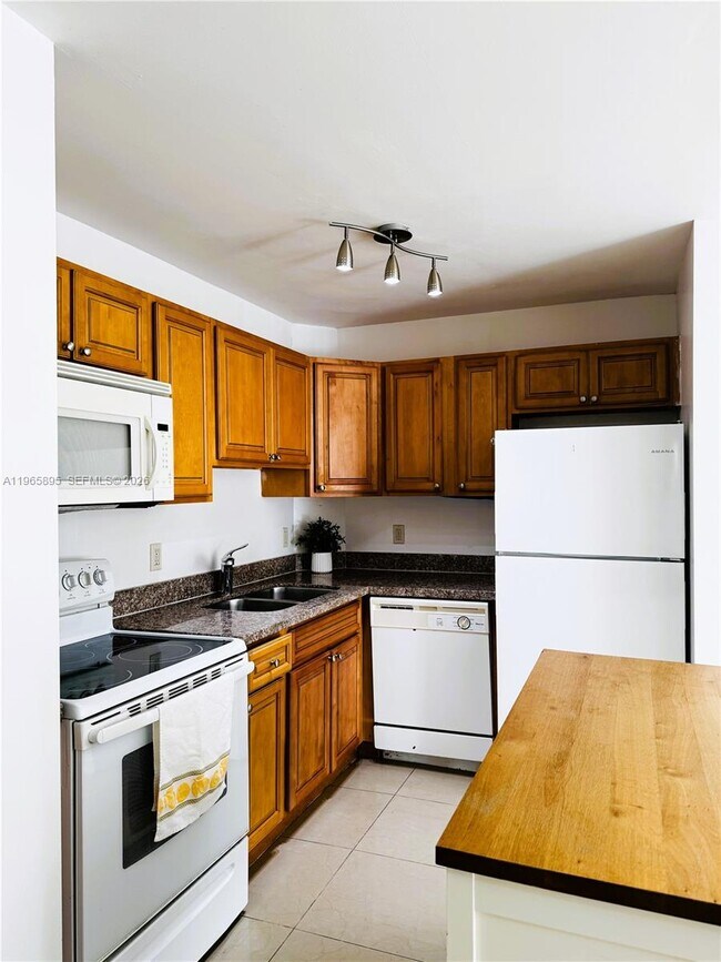 Foto del edificio - 10725 Cleary Blvd