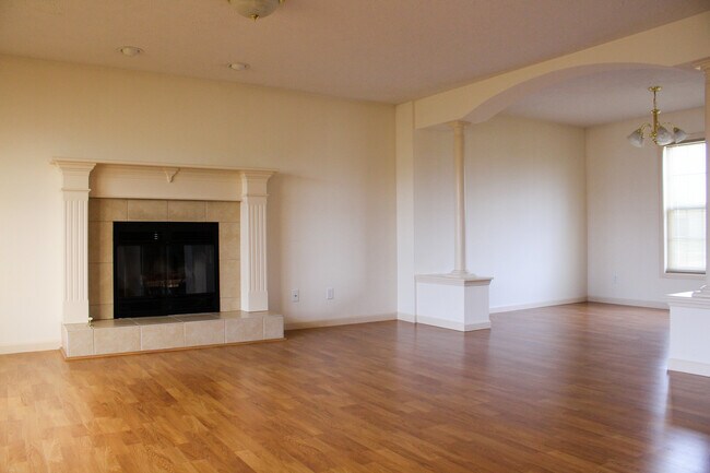 Building Photo - 3922 Wild Flower Dr