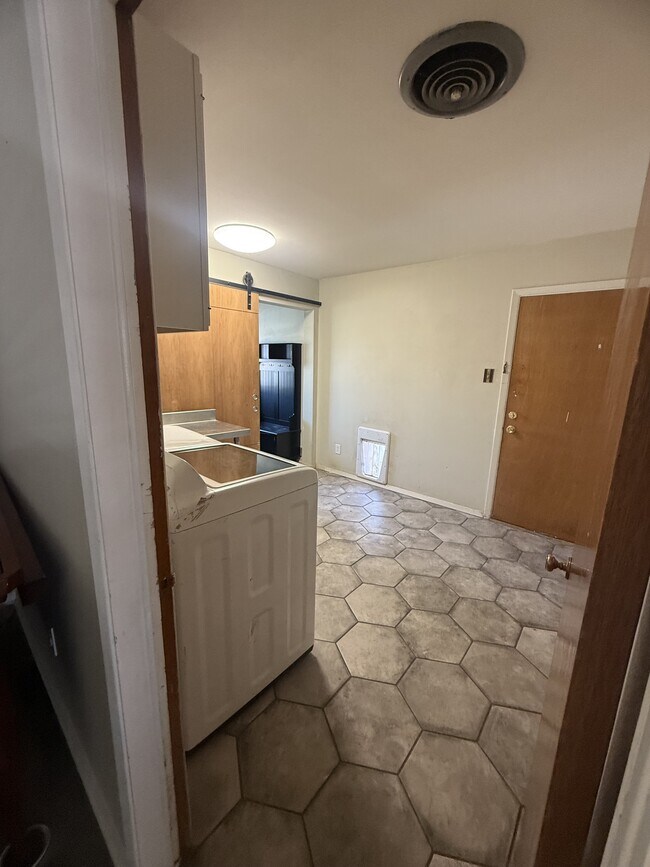 Building Photo - 3437 Kirkwall St