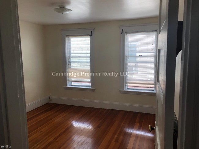 Building Photo - 3 br, 1 bath Apartment - 43 Pearson Ave