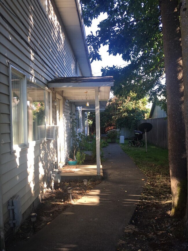 Building Photo - (894) 5th Ave Tri-Plex - 2 Bedroom / 1.5 Bathroom Townhome