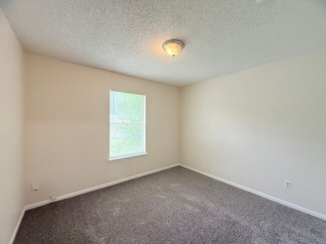 Foto del edificio - Spacious Triplex - Water Included