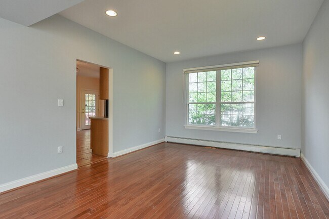 Building Photo - 13 Oakwood Ct