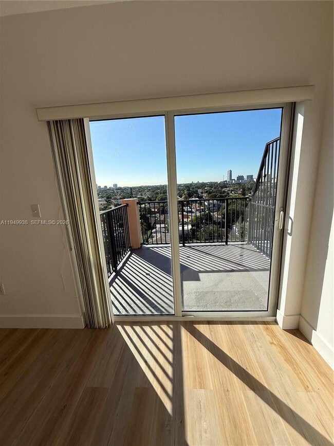 Foto del edificio - 3410 Coral Way